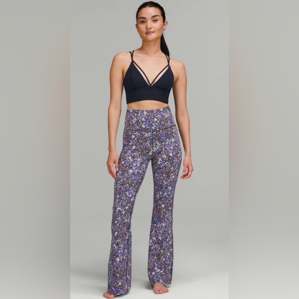 Lululemon Groove Super-High-Rise Flared Pant *Nulu
Flower Burst Multi size 12